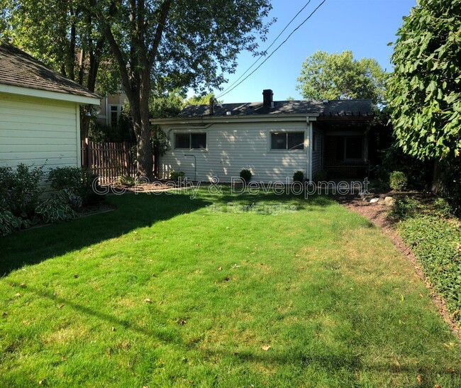 Building Photo - 829 S Monroe St