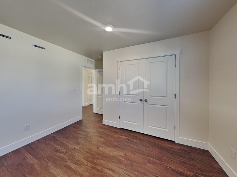 Building Photo - 1372 E Ludlow Dr