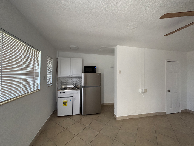 Building Photo - 1064 N Tamiami Trl