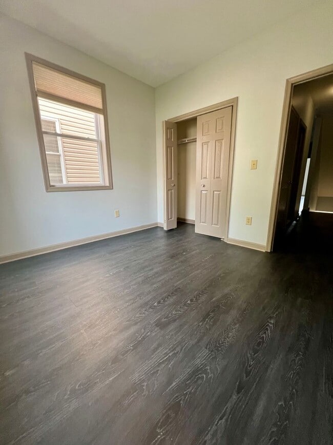 Building Photo - Stunning 6-Bedroom Townhome Steps Away from Temple! Available NOW! RENT SPECIAL - One Month FREE ...