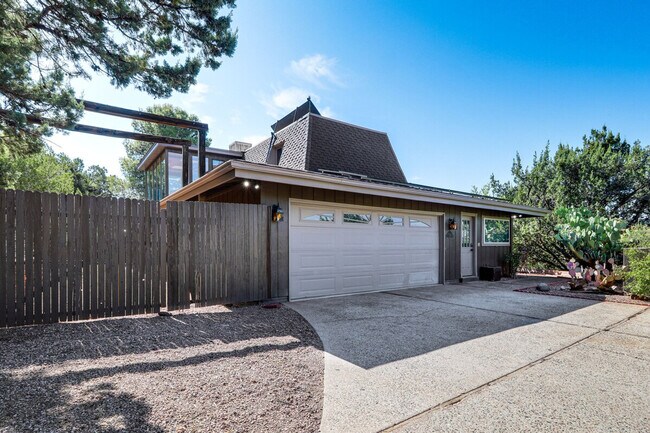 Building Photo - 10 Robbers Roost