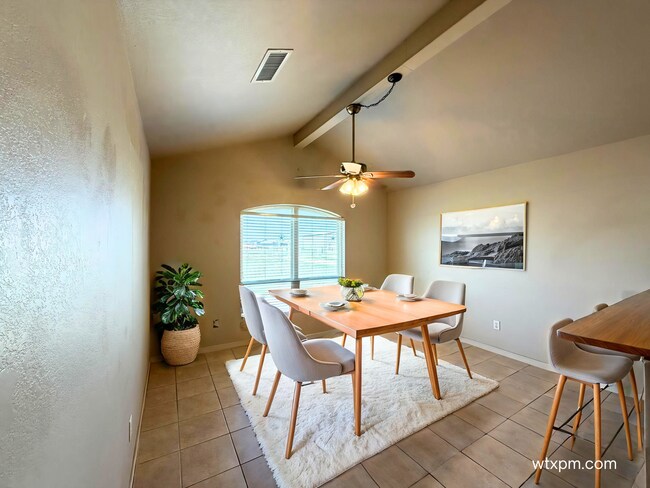 Building Photo - Spacious 4-Bedroom Home on 2 Acres in Bushland South