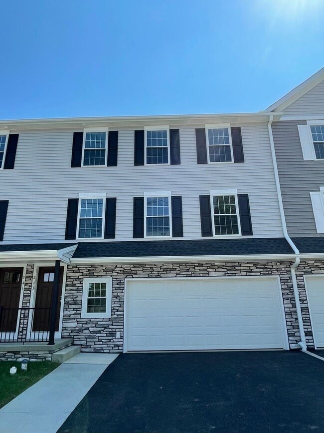 Primary Photo - New Townhomes for Rent in Lancaster City -...