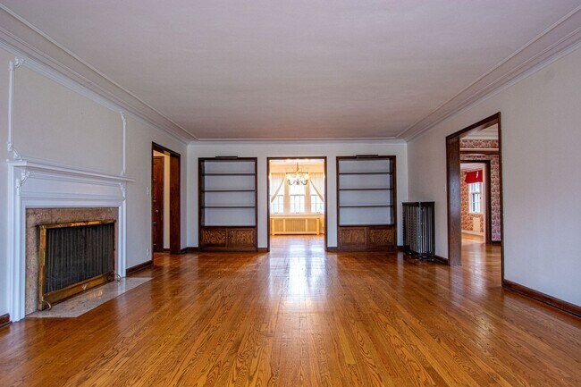 Building Photo - Gorgeous 5 Bedroom / 4.5 Bath Home located right off Happy Hollow Blvd!