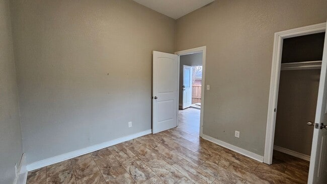 Building Photo - 2115 Glenwood Ln