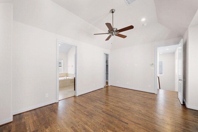 Building Photo - 1048 W 21st St