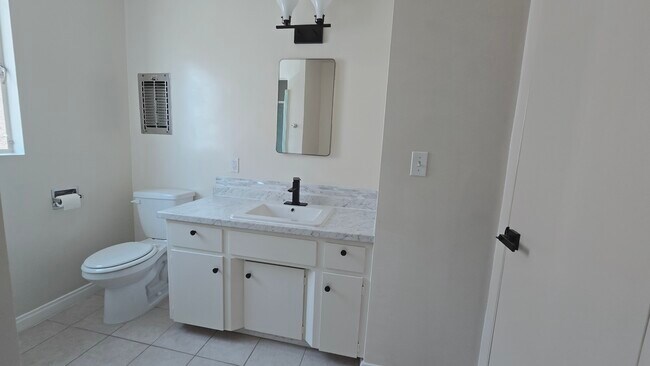 Building Photo - 526 S St Andrews Pl