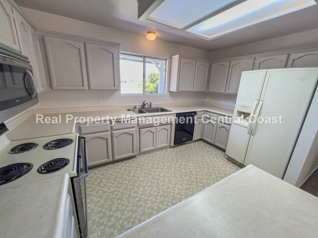 Building Photo - AVAILABLE NOW - Spacious Country Home in S...