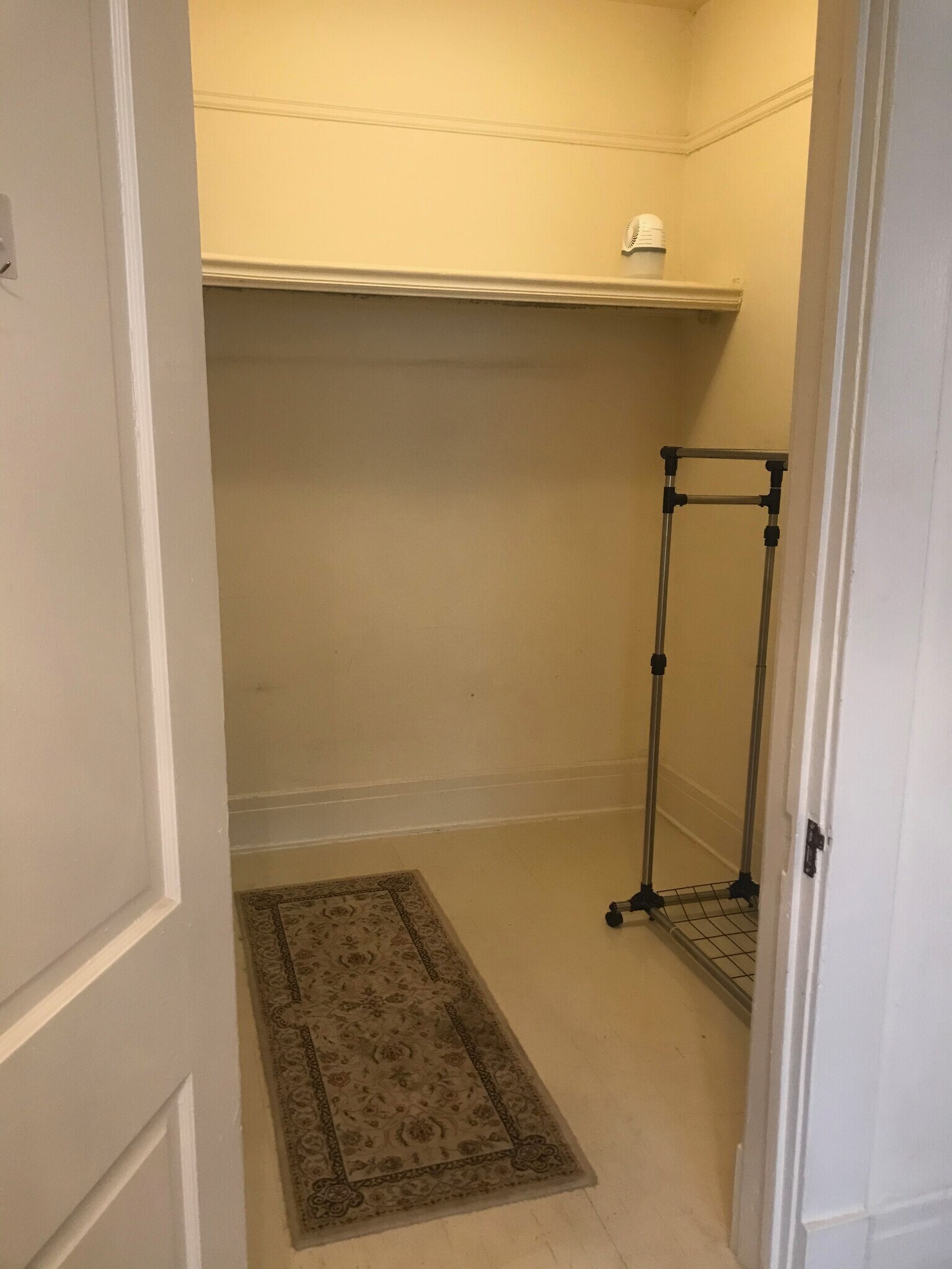 Walkin Closet - 4 Fontainebleau Dr