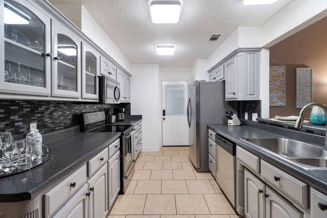 Building Photo - Captivating 3-Bedroom Escape with Private Deck & HOA Pool Access in Grand Prairie!