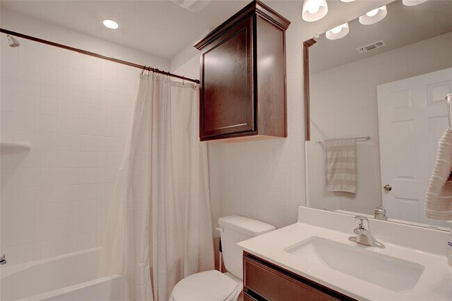 Building Photo - 1317 Cesarina St