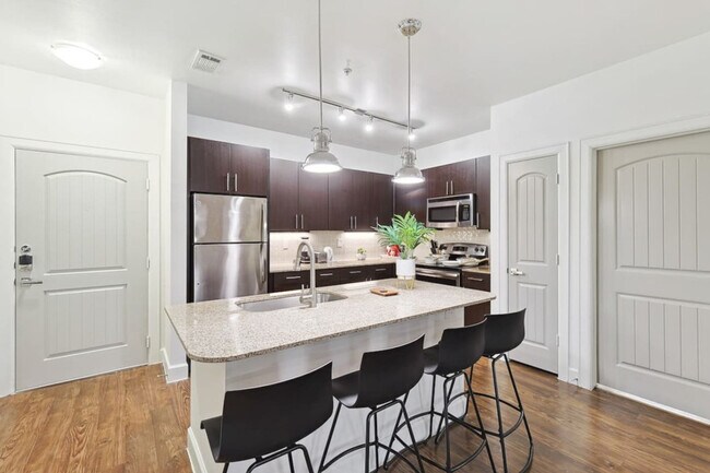 Building Photo - 5725 Town and Country Blvd