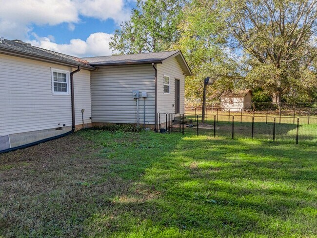 Building Photo - 2-Bedroom Furnished Home with Large Lot in...
