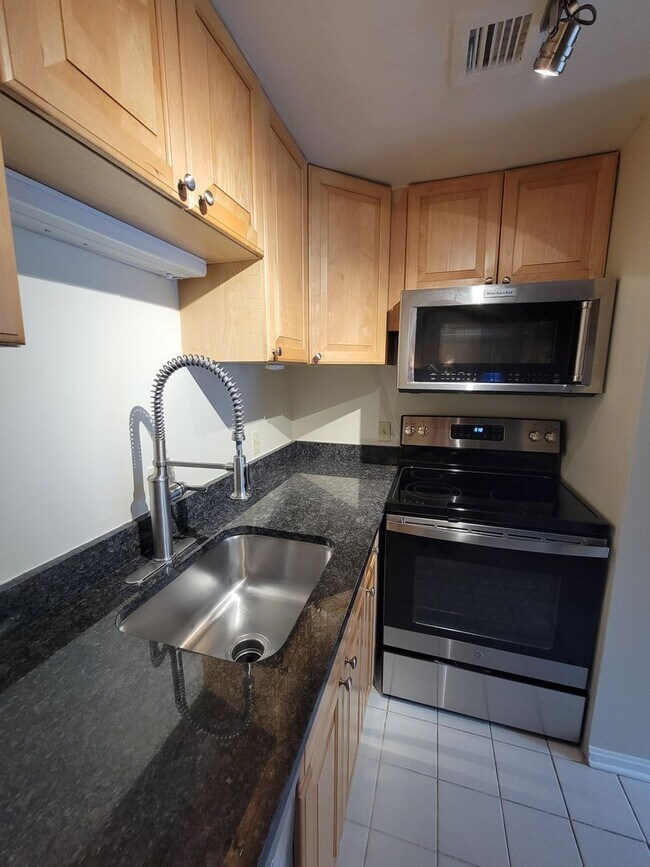 Building Photo - Spacious and Bright 2-level 1 BR in Adams Morgan