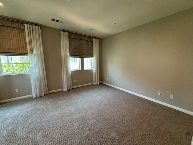 Building Photo - Charming 3-bedroom 2.5 bath nestled inside...