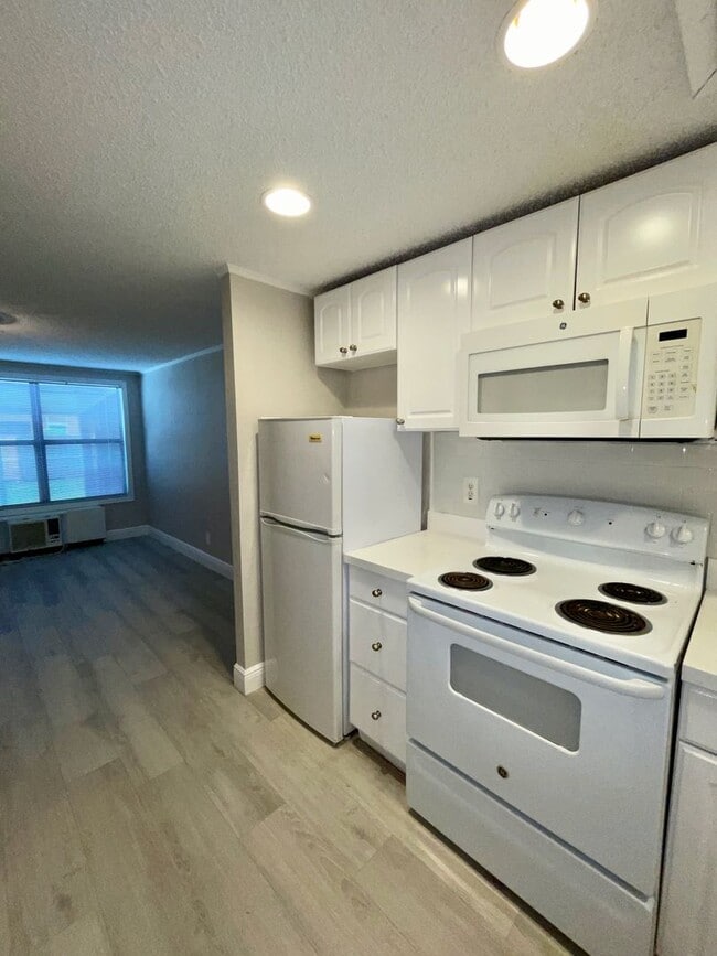 Building Photo - Remodeled Studio w/ Screened Patio "Crossi...