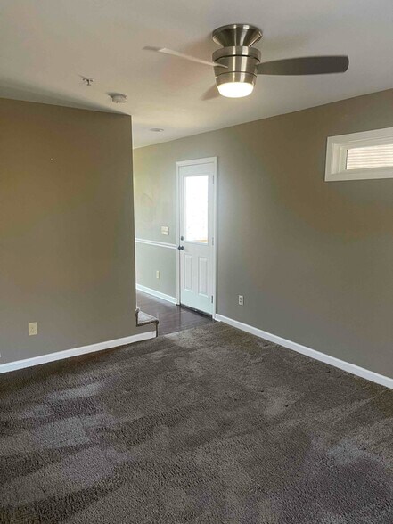 Building Photo - 206 Maple Dr