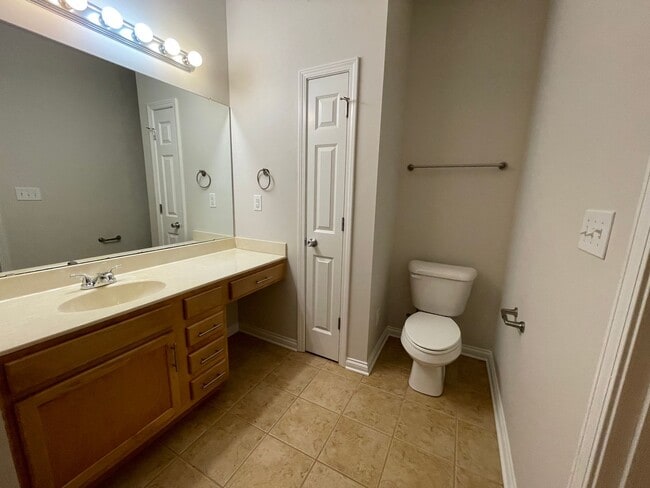 Building Photo - Beautiful 2 Bedroom Condo off of Shelbyvil...