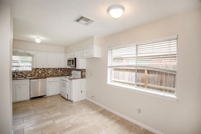 Building Photo - 15106 Silverman St
