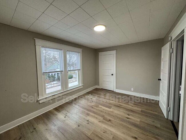 Building Photo - 930 3rd St