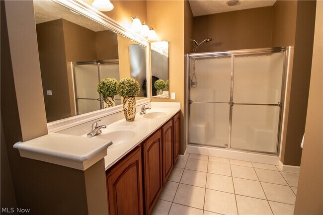 Building Photo - 4977 Lake View Dr