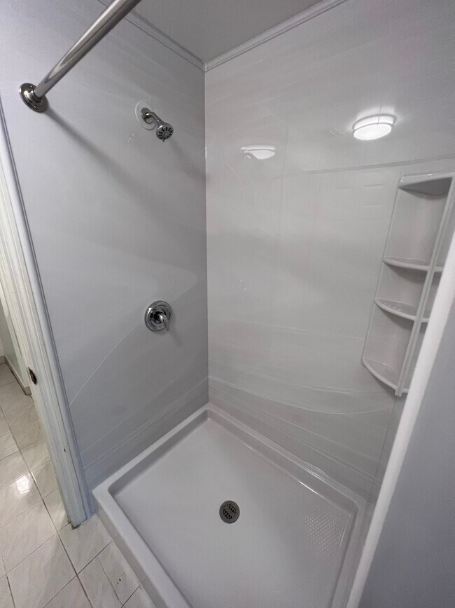 Clean and new Shower - 6360 NW 114th Ave
