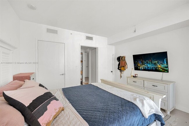 Building Photo - 1010 SW 2nd Ave