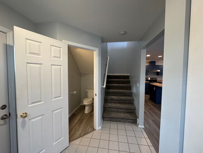 Building Photo - Modern Updated Townhome