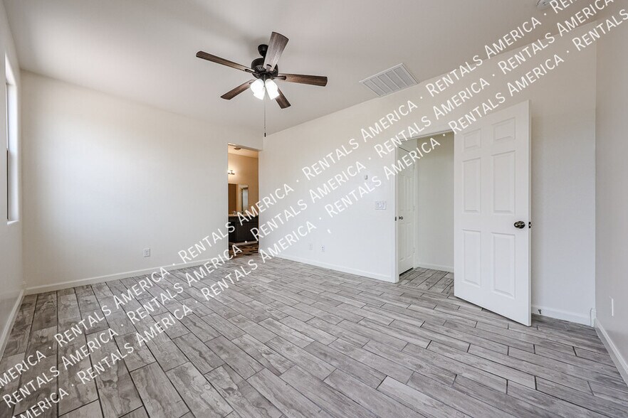 Building Photo - 9820 W Sanna St