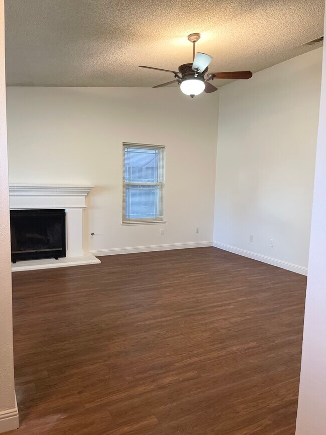 Building Photo - 1973 Memory Ln