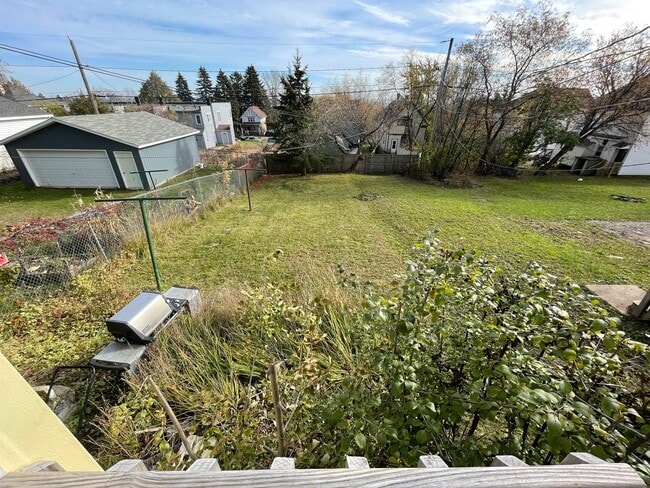 Building Photo - AVAILABLE JUNE 1st - 5 Bed, 2 Bath Home w/ Huge Enclosed Porch!