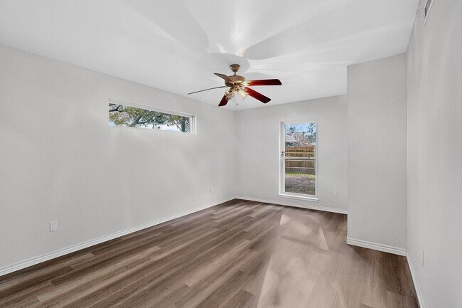 Building Photo - 5516 Laredo Ln