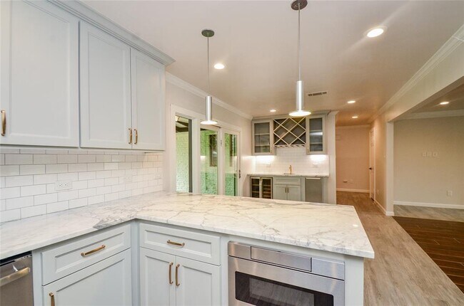 Building Photo - 6030 Woodbrook Ln