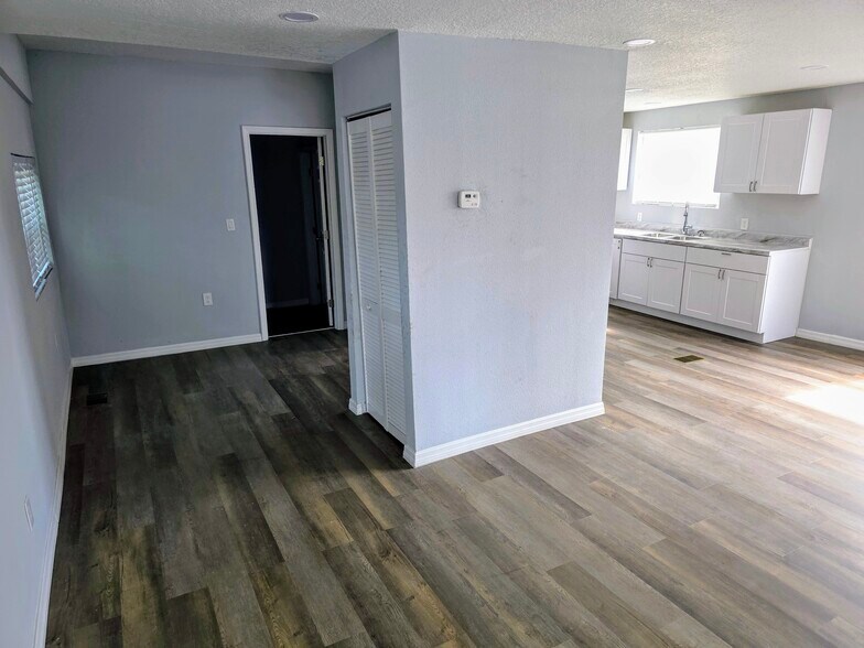 Building Photo - 1285 W 26th St