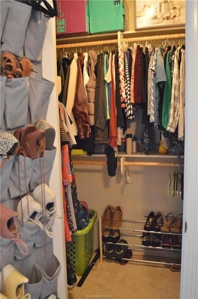 Building Photo - 1000 Spring Loop