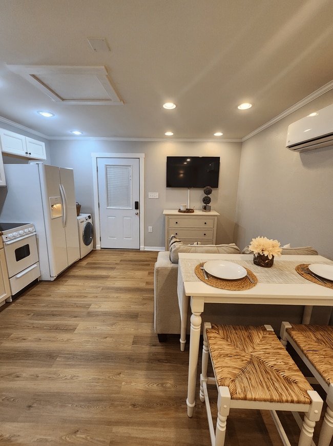 Building Photo - 490 E Stanford St