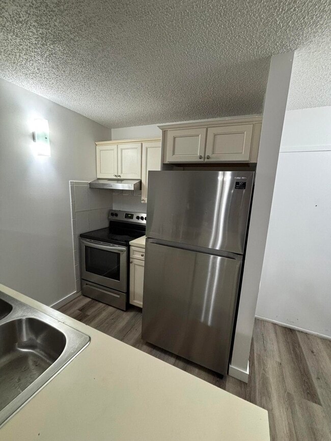 Building Photo - 2701 Riverside Dr