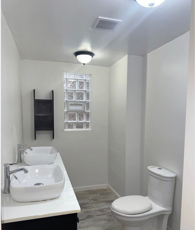 Building Photo - 1814 W Pershing Rd