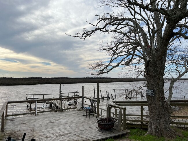 Building Photo - Bastrop Bayou Front 3/1.5/2 Home Near Demi...