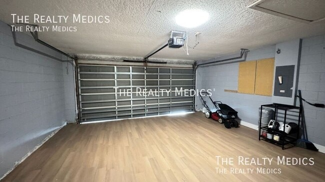 Building Photo - 1040 Elderberry Dr