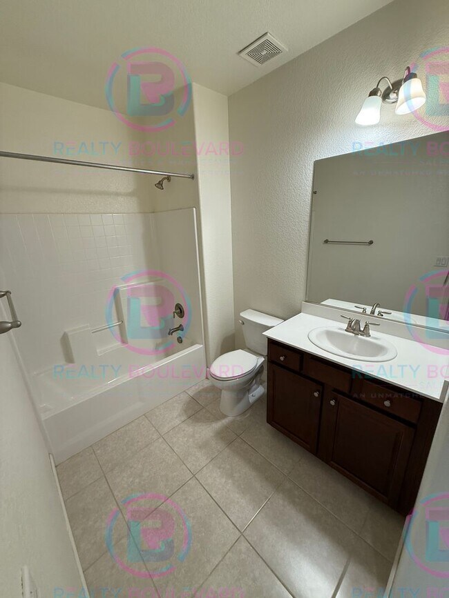 Building Photo - Gorgeous Newer 3 Bedroom Home! Located off...
