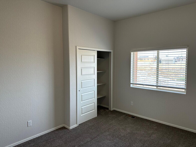 Building Photo - 1343 N Dailey Dr