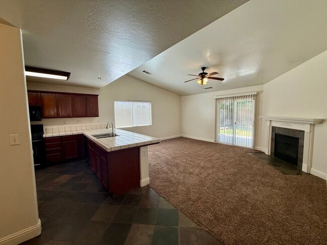 Building Photo - Beautiful 3 Bed / 2 Bath Home with Spacious Layout & Great Natural Light