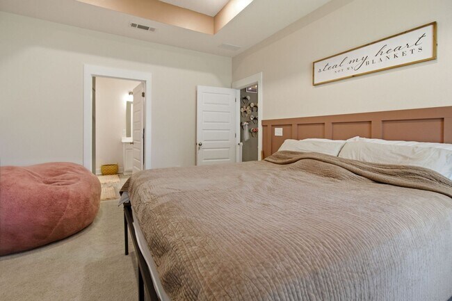 Building Photo - 4 Bedroom in CRESTVIEW!!