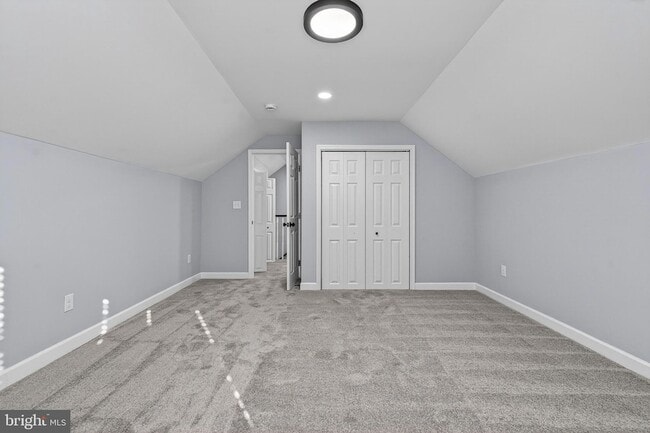 Building Photo - 2403 Kingsway Rd