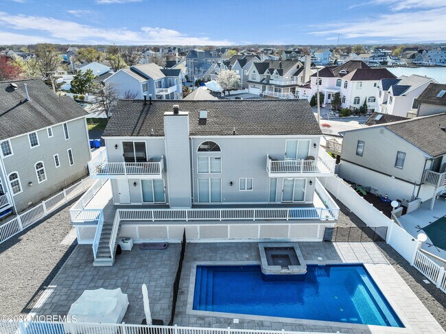 Building Photo - 3330 Windsor Ave