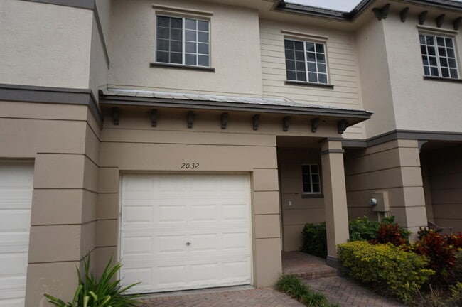 Primary Photo - 2032 Nassau Dr