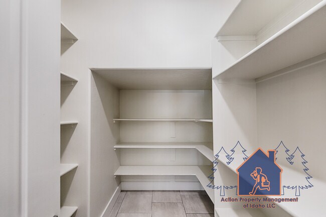 Building Photo - 2539 Bottle Brush Ave