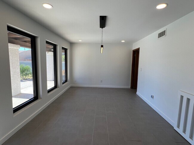Building Photo - POOL HOME IN SHEFFIELD ESTATES!