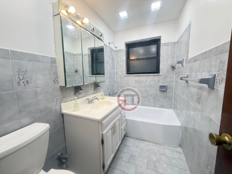 Building Photo - 237 Davis Ave